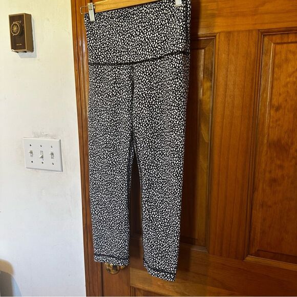 Lululemon Women's Wunder Under Crop (Hi-Rise) Miss Mosaic Black Size 6 Stretch - Picture 3 of 9